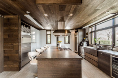 WOODEN CEILINGS AND WALLS: 4 STYLES TO DISCOVER FOR YOUR KITCHEN