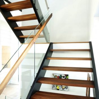 Escaliers en bois franc | Noyer | Vernis transparent | Grade Sélect naturel