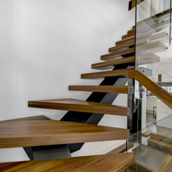 Escaliers en bois franc | Noyer | Vernis transparent | Grade Sélect naturel