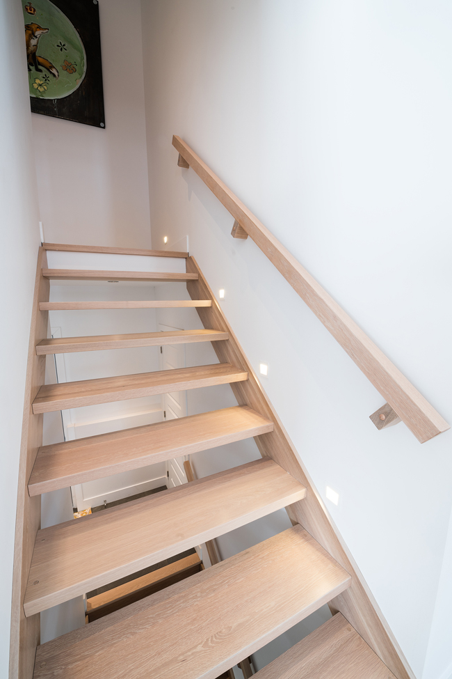 Composantes d’escalier en bois franc | Chêne blanc grade authentique | Vernis couleur Fleetwood | Largeur aléatoire