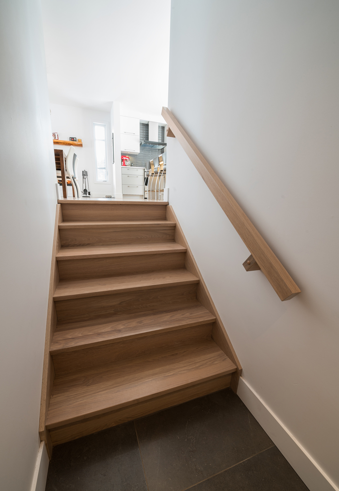 Composantes d’escalier en bois franc | Chêne blanc grade authentique | Vernis couleur Fleetwood | Largeur aléatoire