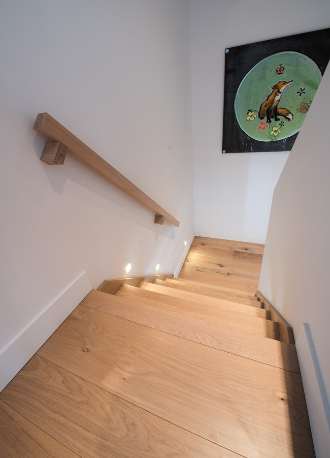 Composante d'escalier en bois franc | Chêne blanc grade authentique | Vernis couleur Fleetwood | Largeur aléatoire
